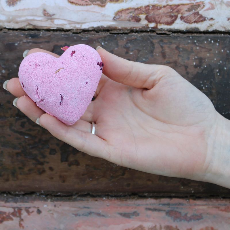 Love Heart Bath Bomb 70g - Ylang & Rose