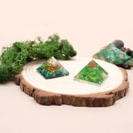 Sm Orgonite Pyramid 25mm Gemchips and Copper